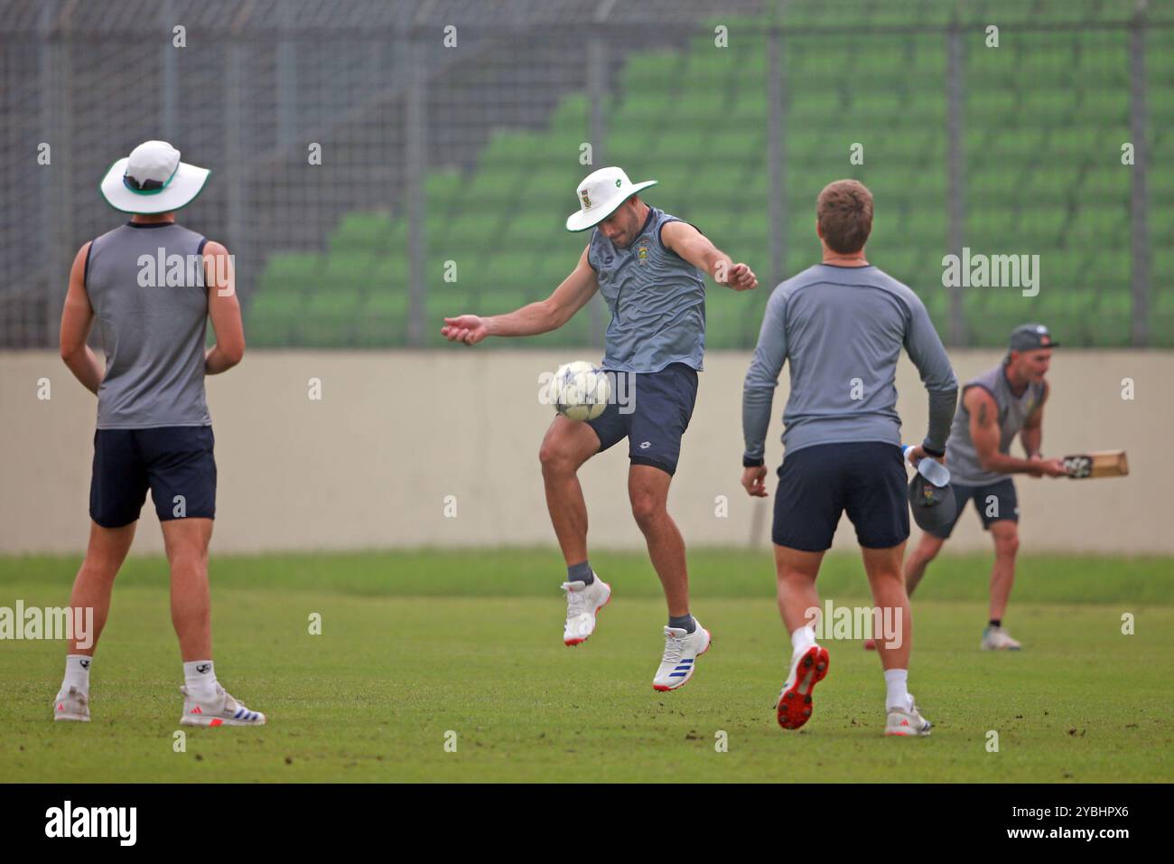 Skiper Aiden Markram während des South Africa Teams nimmt am Training im Sher-e-Bangla National Cricket Stadium (SBNCS) in Mirpur, Dhaka, Banglad Teil Stockfoto