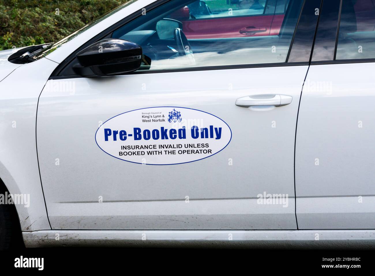 Ein Taxi zeigt ein Schild, das besagt, dass es nur im Voraus gebuchte gemietet werden kann. Stockfoto