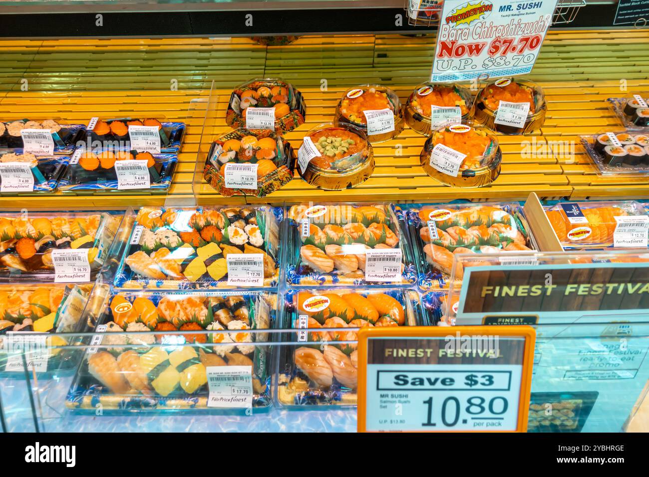 Sushi Fisch und Meeresfrüchte in den Regalen, FairPrice Supermarkt Singapur Stockfoto