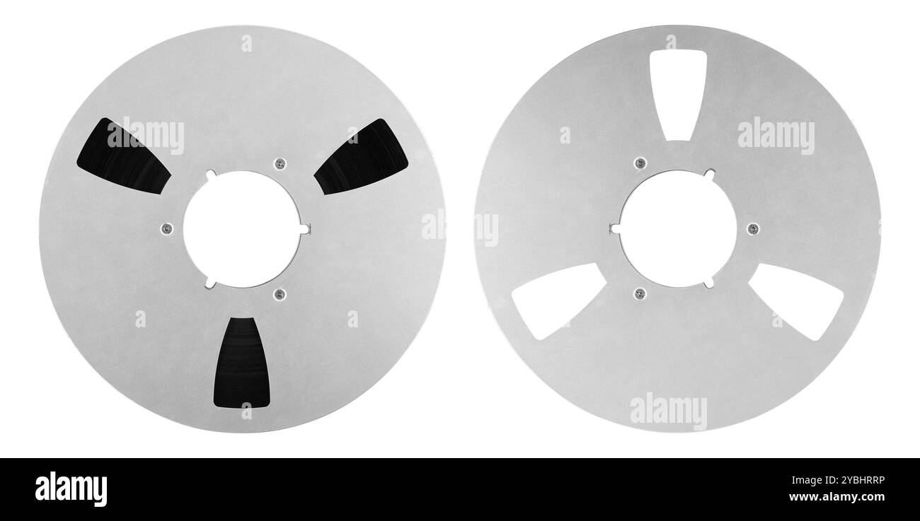 Musik und Sound – zwei Nahaufnahme-Magnetbänder aus 265 mm Aluminiumrolle für Nab isoliert auf weißem Hintergrund. Der Mitarbeiter von Pfaden ist anwesend Stockfoto