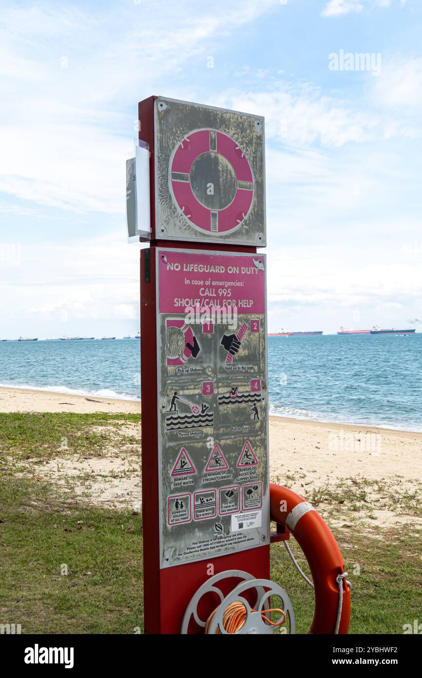 Kein Rettungsschwimmer an der Tafel, Schild, Warnschild, "Ruf nach Hilfe" East Coast Beach, Singapur, Asien Stockfoto