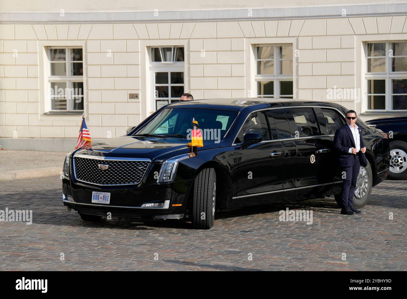 Staatsbesuch des amerikanischen Präsidenten, Joseph R. Biden Jr. Besuch des Präsidenten der Vereinigten Staaten von Amerika, Joseph R. Biden Jr., in Deutschland. Ankunft des amerikanischen Präsidenten am Schloss Bellevue das Biest, das Auto des Präsidenten Berlin Deutschland *** Staatsbesuch des Präsidenten der Vereinigten Staaten von Amerika, Joseph R Biden Jr Besuch des Präsidenten der Vereinigten Staaten von Amerika, Joseph R Biden Jr , in Deutschland Ankunft des amerikanischen Präsidenten im Schloss Bellevue das Biest, die Präsidenten Car Berlin GER Stockfoto