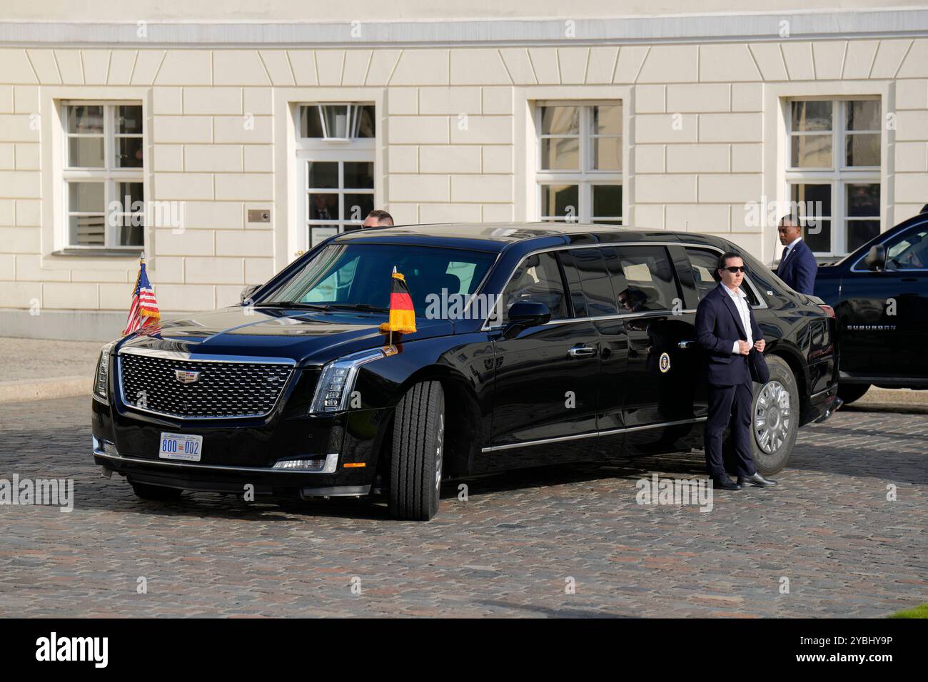 Staatsbesuch des amerikanischen Präsidenten, Joseph R. Biden Jr. Besuch des Präsidenten der Vereinigten Staaten von Amerika, Joseph R. Biden Jr., in Deutschland. Ankunft des amerikanischen Präsidenten am Schloss Bellevue das Biest, das Auto des Präsidenten Berlin Deutschland *** Staatsbesuch des Präsidenten der Vereinigten Staaten von Amerika, Joseph R Biden Jr Besuch des Präsidenten der Vereinigten Staaten von Amerika, Joseph R Biden Jr , in Deutschland Ankunft des amerikanischen Präsidenten im Schloss Bellevue das Biest, die Präsidenten Car Berlin GER Stockfoto