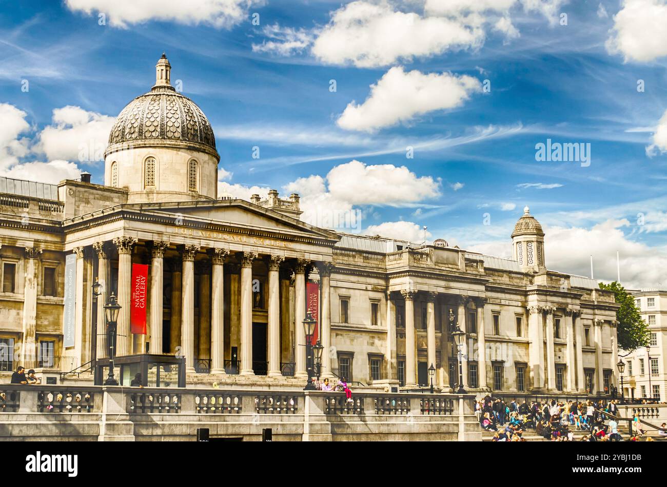 LONDON - 28. MAI: Touristen auf dem Trafalgar Square vor der National Gallery, 28. Mai 2015 in London. Die 1824 gegründete National Gallery ist eine der größten Stockfoto