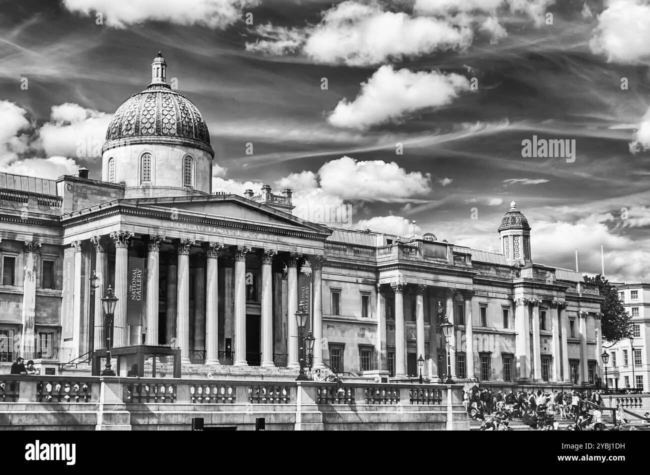 LONDON - 28. MAI: Touristen auf dem Trafalgar Square vor der National Gallery, 28. Mai 2015 in London. Die 1824 gegründete National Gallery ist eine der größten Stockfoto