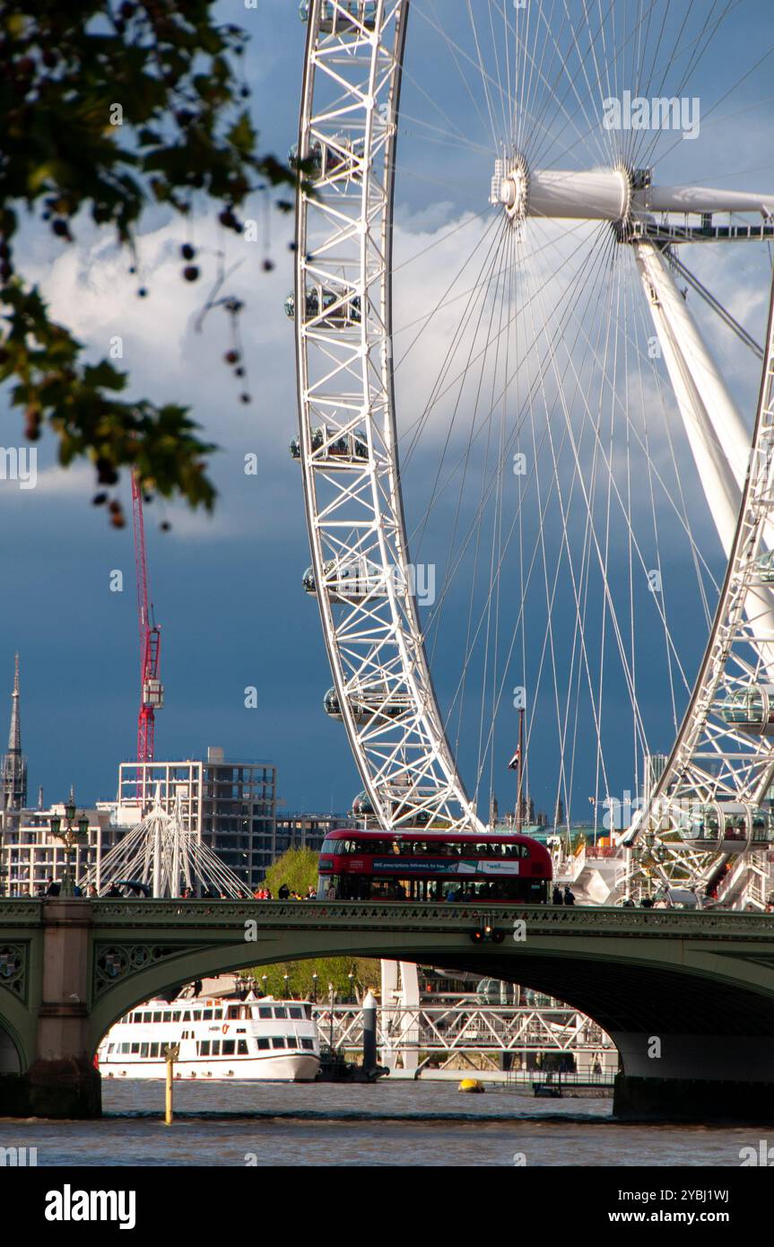 Westminster Bridge mit dem London Eye bei Sonnenuntergang. London, England, Großbritannien, Europa Stockfoto