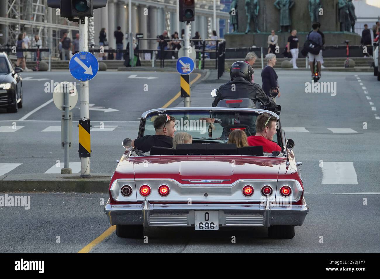 7. September 2024 Bergen, Norwegen zwei jüngere Männchen und ihre Freundinnen fahren mit einem legendären amerikanischen Chevrolet Open Top am Hafen von Bergen Stockfoto
