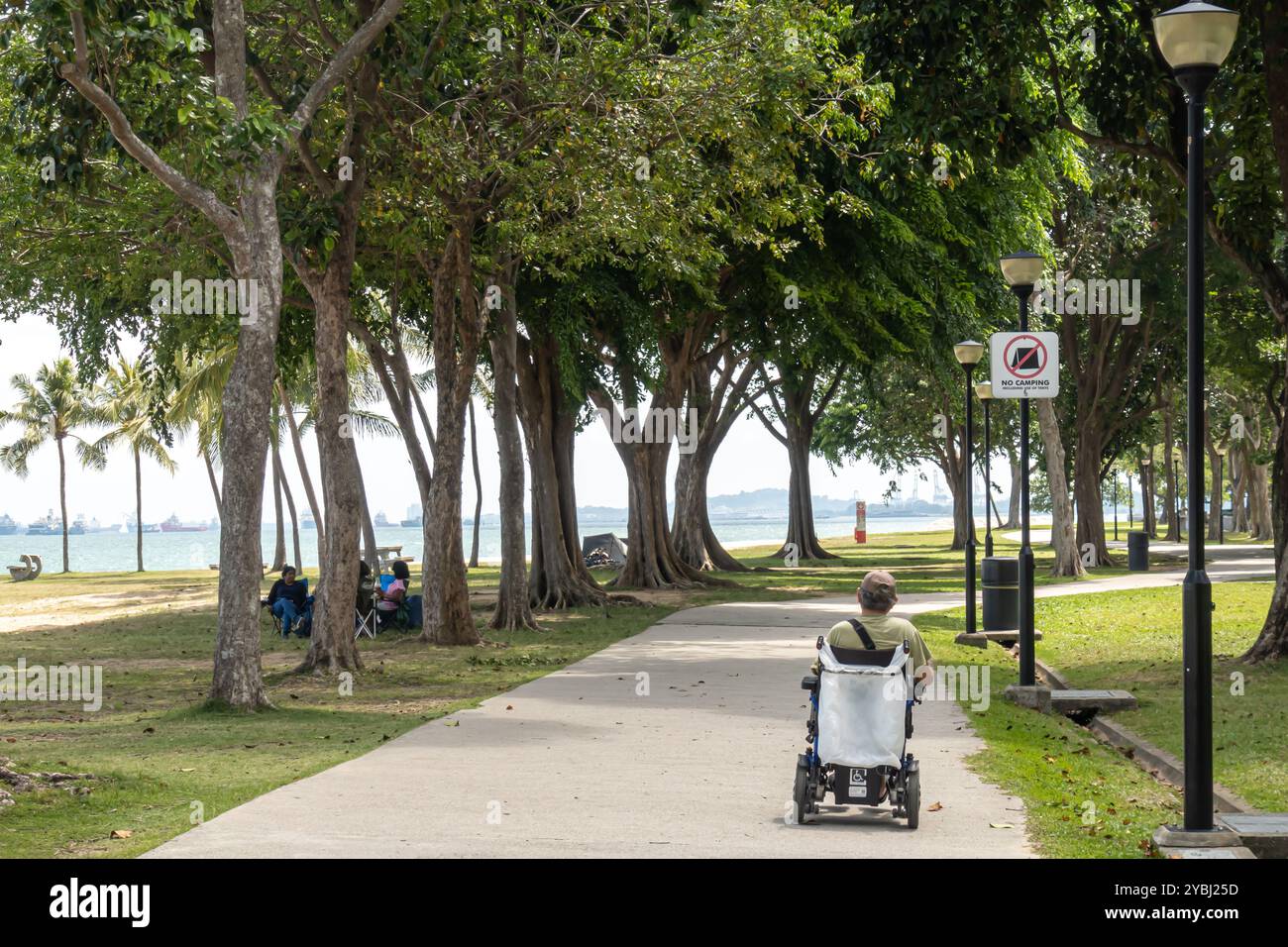 Mann auf tragbarem Rollstuhl, East Coast Park, Singapur, Asien, Stockfoto