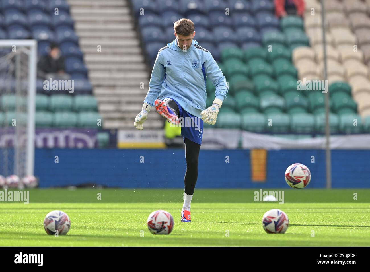 Preston, Großbritannien. Oktober 2024. Bradley Collins von Coventry City wärmt sich vor dem Sky Bet Championship Match Preston North End gegen Coventry City in Deepdale, Preston, Großbritannien, 19. Oktober 2024 (Foto: Cody Froggatt/News Images) in Preston, Großbritannien am 19. Oktober 2024 auf. (Foto: Cody Froggatt/News Images/SIPA USA) Credit: SIPA USA/Alamy Live News Stockfoto