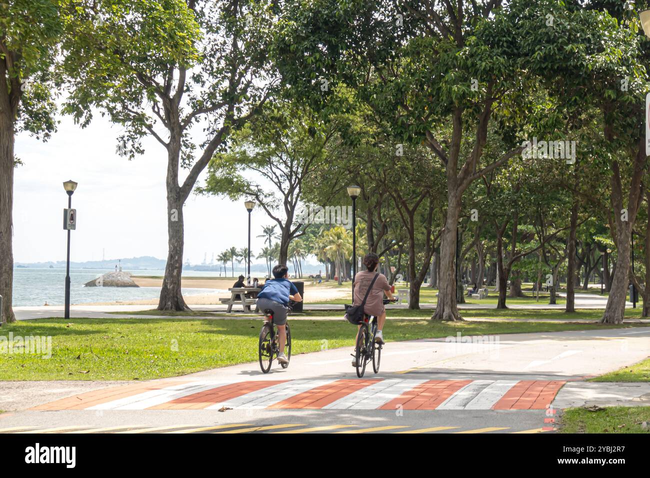 Frauen fahren im East Coast Park, Singapur, Asien Stockfoto