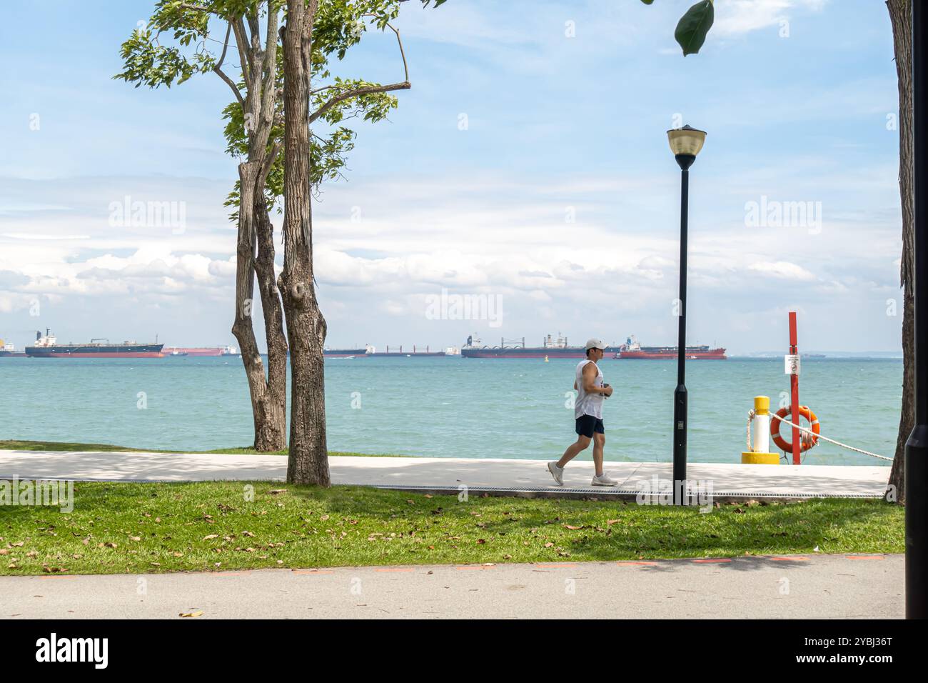 Mann jogliert im East Coast Park, Singapur, Asien Stockfoto