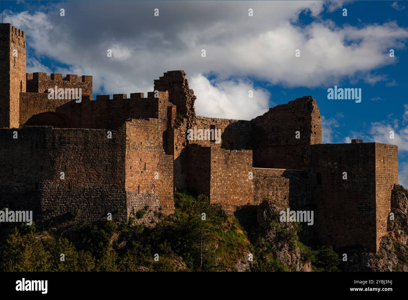 Mittelalterliches Castillo de Loarre in Loarre, Huesca, Aragon, Spanien, von Nordwesten aus gesehen. Die Burg ist eine romanische Festung, die in den 1000er Jahren an der Grenze zwischen christlichen und muslimischen Gebieten errichtet wurde. Er befindet sich in einer strategischen Lage auf einem fast uneinnehmbaren Felsvorsprung etwa 1.070 m (3.510 ft) über dem Meeresspiegel. Es war zunächst eine königliche Residenz und später ein Augustinerkloster, das Ende der 1000er Jahre durch König Sancho Ramírez I. von Aragon erweitert wurde. Stockfoto