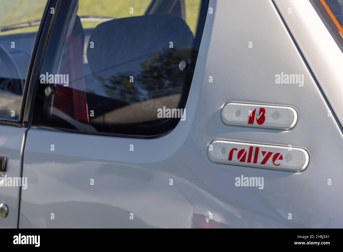 Detail einer weißen Rallye peugeot 205 mit Nummer 13 und Heckscheibe Stockfoto