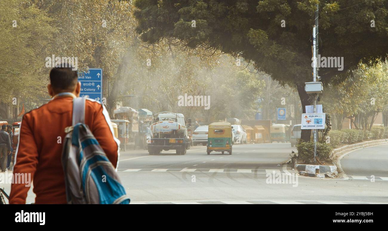 Neu-Delhi, Delhi, Indien. Feuerwehrauto sprüht Wasser über die Straßen von Delhi, während Verschmutzungsnotstand. Die Regierung plant, die Stadt mit Wasser zu besprühen Stockfoto