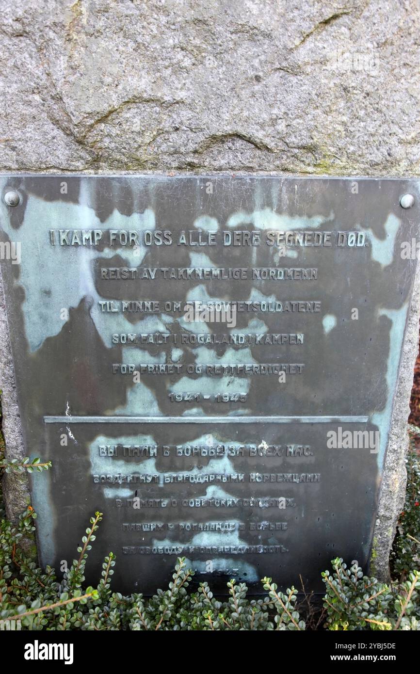 Gedenkstätte für russische Soldaten, die während des Zweiten Weltkriegs auf dem Friedhof Eiganes in Stavanger, Norwegen getötet wurden. Stockfoto