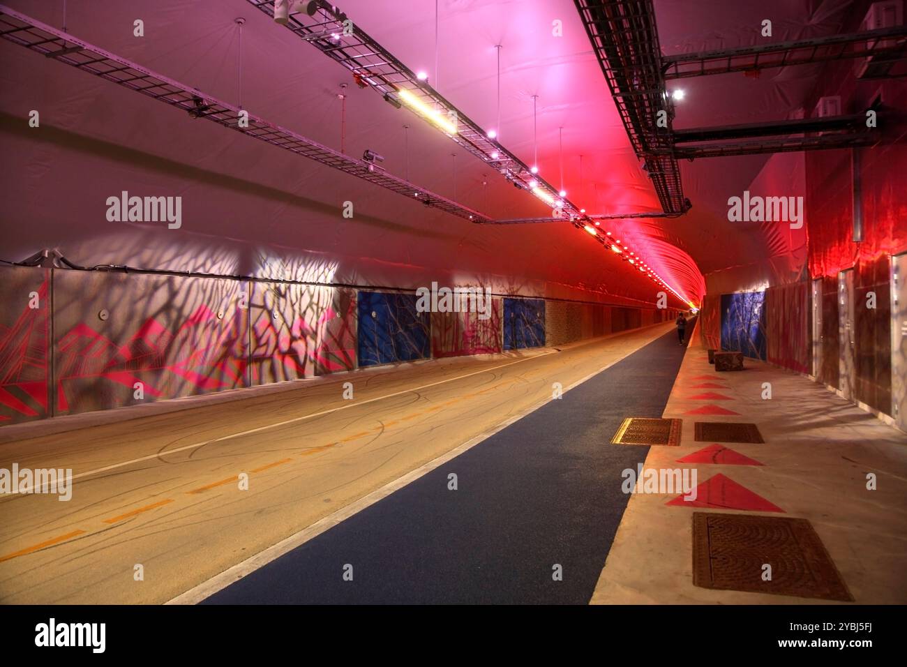 Der 3 km lange Fyllingsdalen Fahrradtunnel, Bergen, Norwegen, ist der längste speziell gebaute Fahrrad-/Fußgängertunnel der Welt. Stockfoto