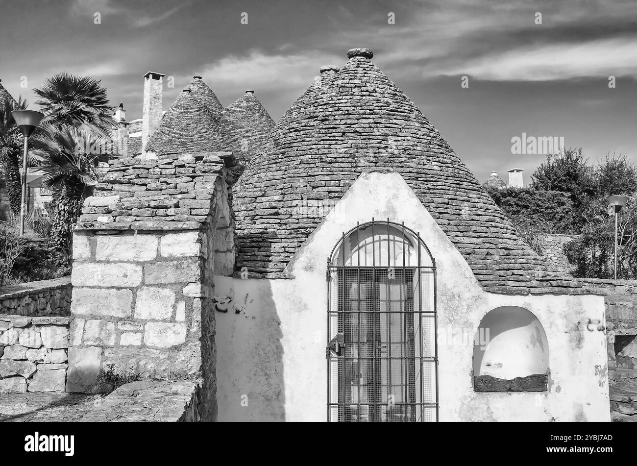 Typische Trulli Gebäude mit konischen Dächern in Alberobello, Apulien, Italien Stockfoto