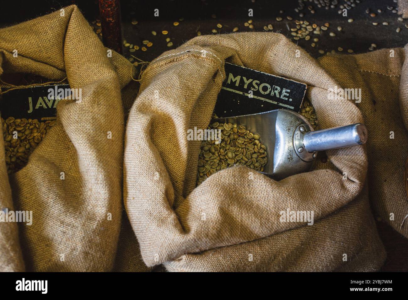 Nicht geröstete Kaffeebohnen im Sack mit Schaufel Stockfoto