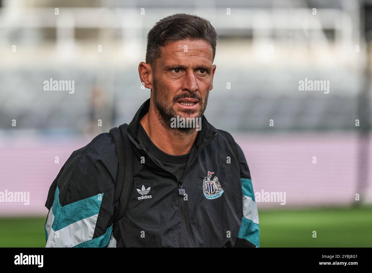 Jason Tindall stellvertretender Manager von Newcastle United kommt während des Premier League Spiels Newcastle United gegen Brighton und Hove Albion im St. James's Park, Newcastle, Großbritannien, 19. Oktober 2024 (Foto: Mark Cosgrove/News Images) Stockfoto