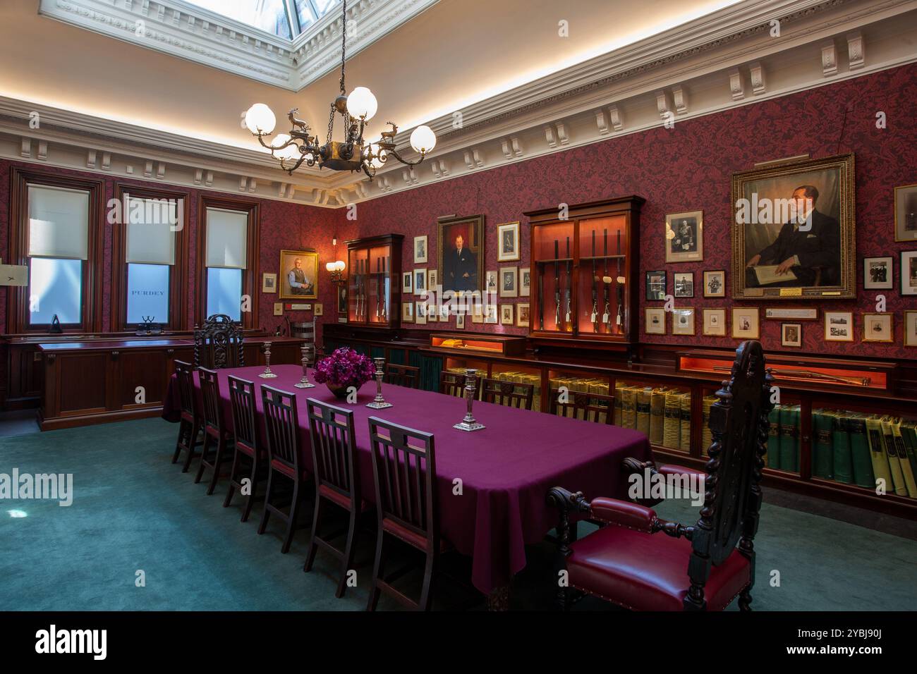 FAMOS Long Room im James Purdey & Sons Gun Shop, Mayfair, London, England Stockfoto