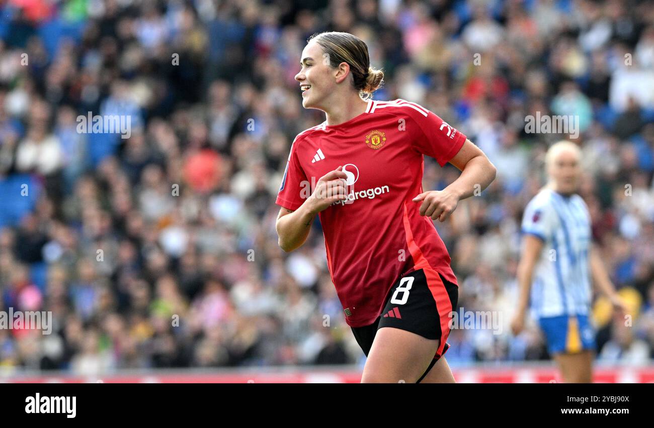 Brighton UK 19. Oktober 2024 - Grace Clinton von Manchester United ist ein Lächeln, nachdem er in der ersten Halbzeit beim Barclays Women's Super League-Fußballspiel zwischen Brighton & Hove Albion und Manchester United im American Express Stadium, Brighton : Credit Simon Dack /TPI/ Alamy Live News, einen Treffer erzielt hat Stockfoto