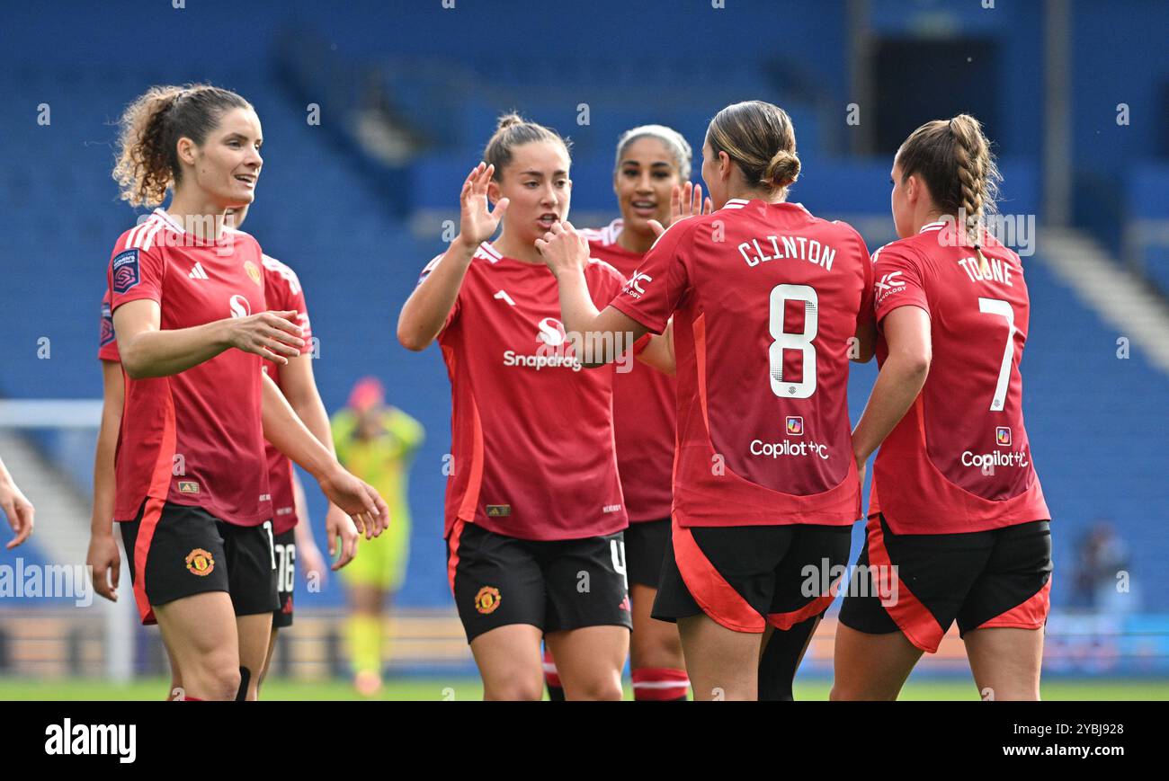 Brighton UK 19. Oktober 2024 – die Spieler von Manchester United feiern, nachdem Grace Clinton in der ersten Halbzeit beim Barclays Women's Super League-Fußballspiel zwischen Brighton & Hove Albion und Manchester United im American Express Stadium erzielte, Brighton: Credit Simon Dack /TPI/ Alamy Live News Stockfoto