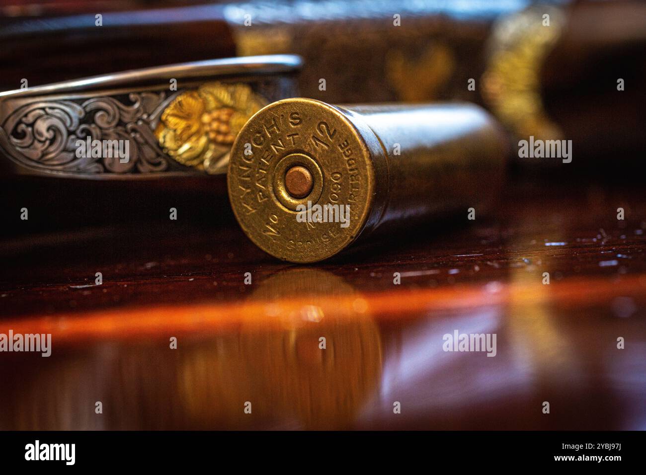 Nahaufnahme der Schrotflintenkartusche im James Purdey & Sons Gun Shop, Mayfair, London, England Stockfoto