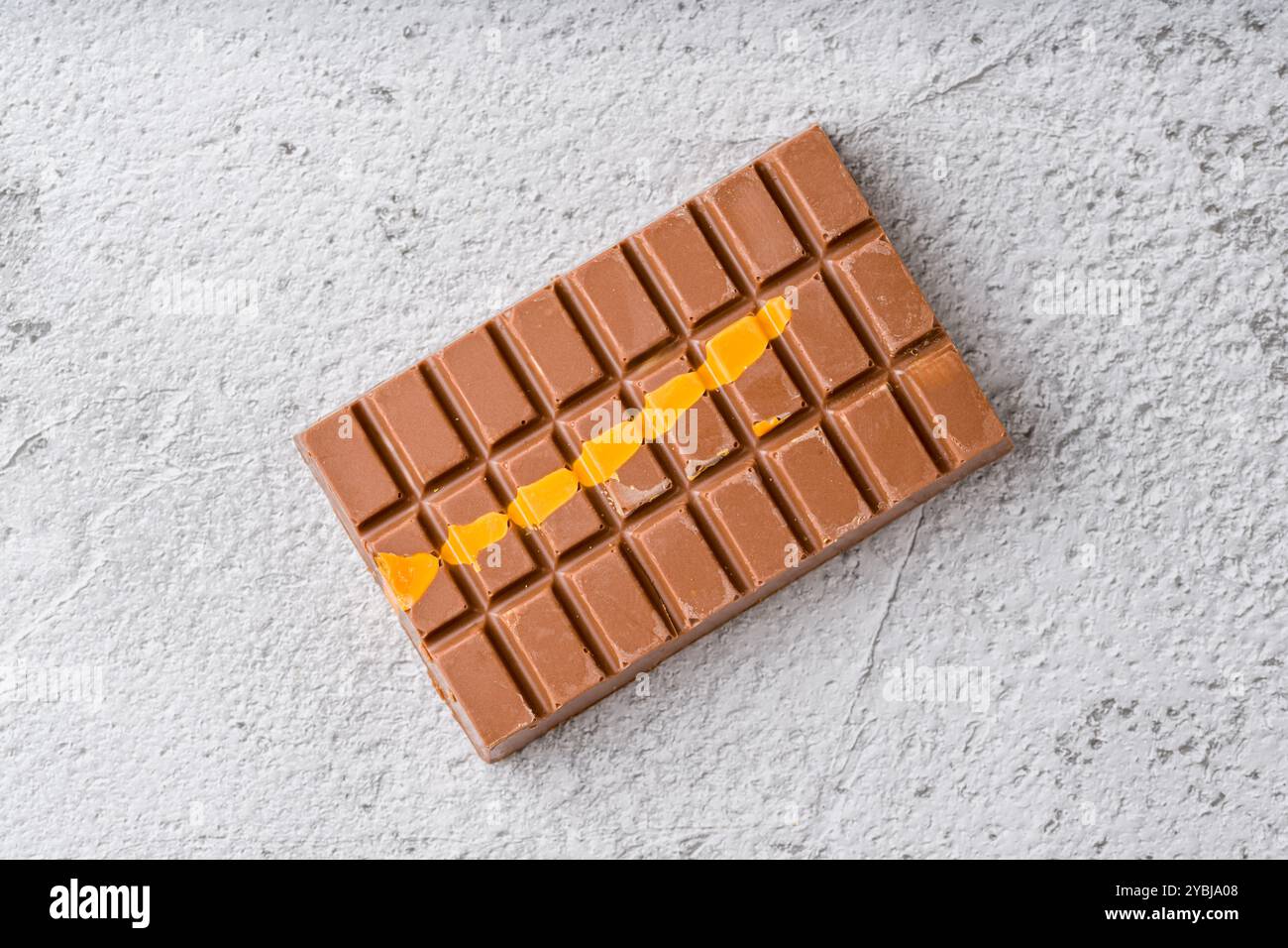 Dubai Chocolate Bar mit grünem Kadayif und Erdnussbutter auf weißem Steintisch Stockfoto