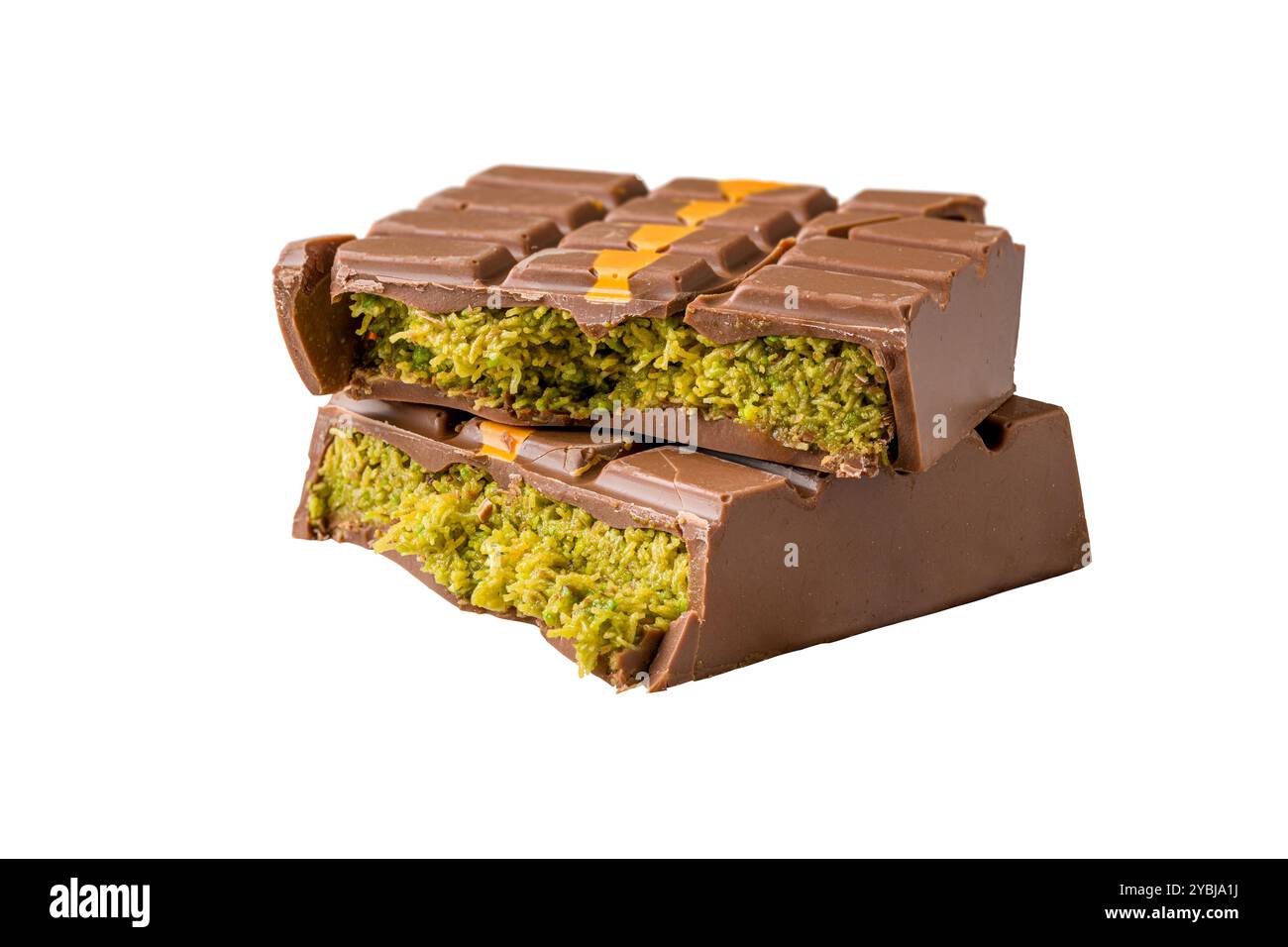 Dubai Chocolate Bar mit grünem Kadayif und Erdnussbutter auf weißem Hintergrund Stockfoto