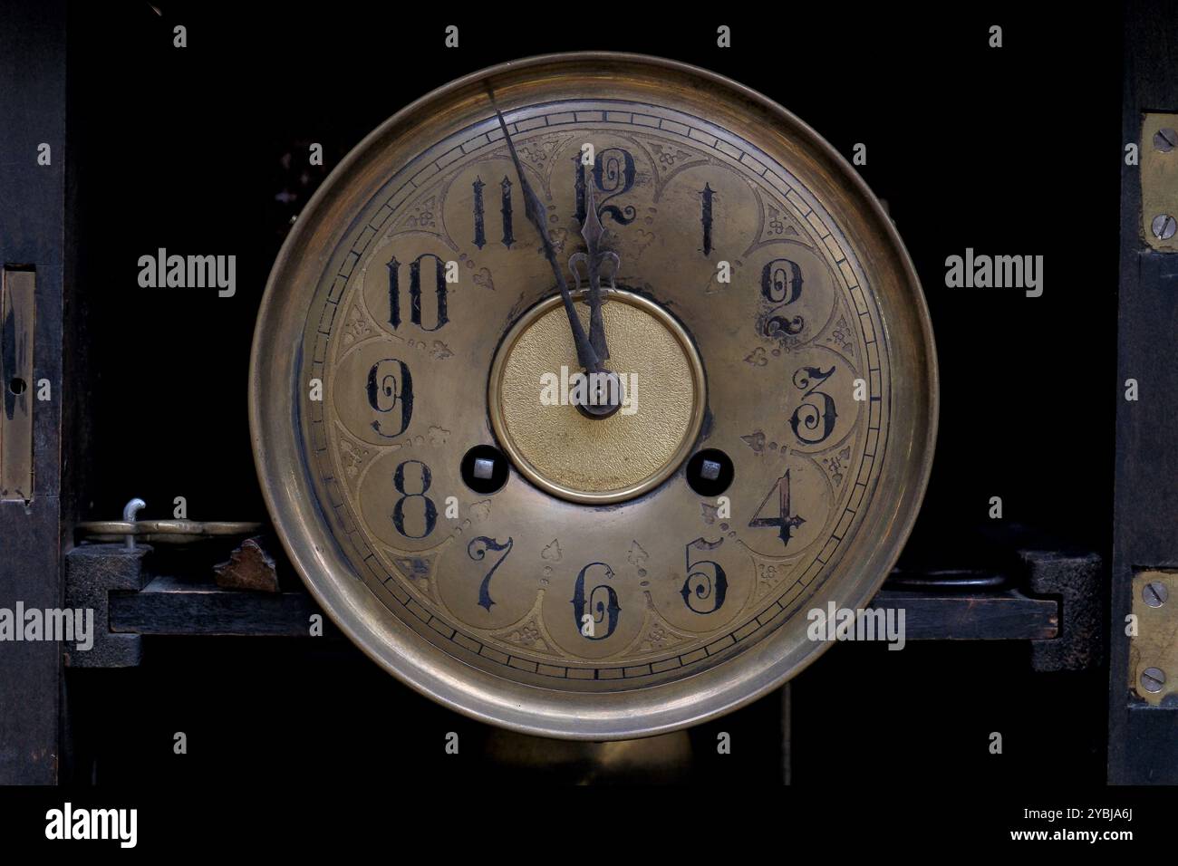 Vintage-Uhr auf schwarzem Hintergrund, Nahaufnahme des Fotos Stockfoto