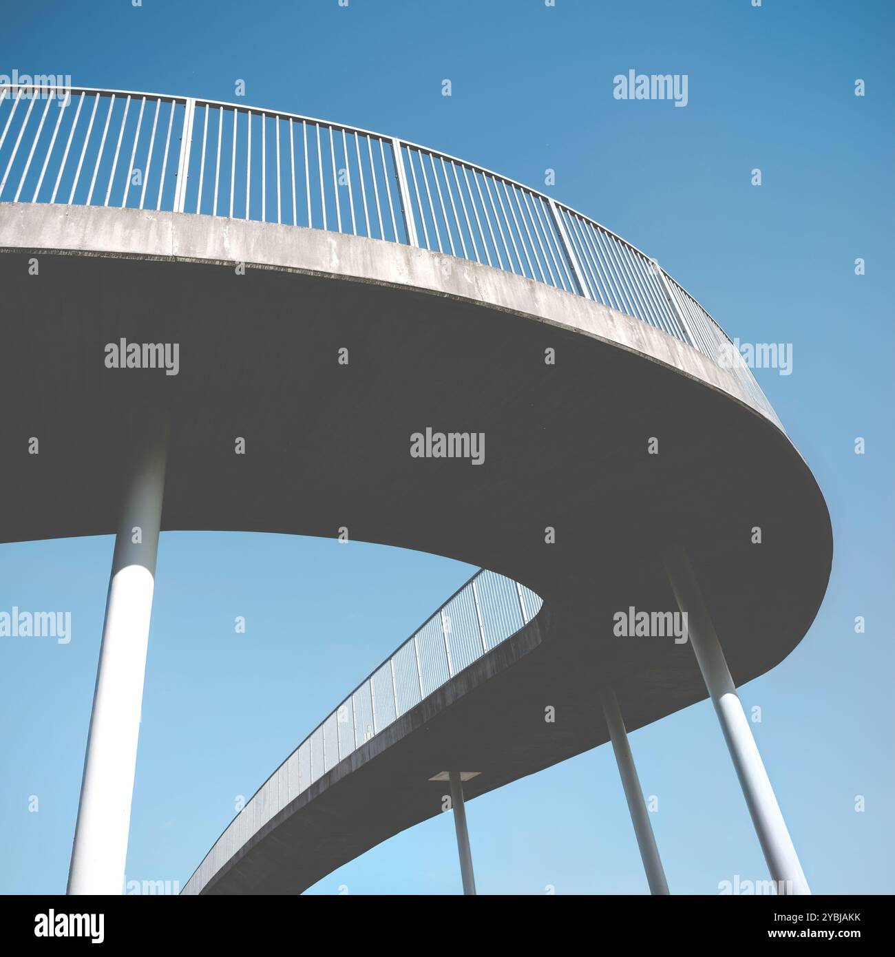 Ein kurvenreicher urbaner Fußweg über Eine Autobahn oder einen Freeway Stockfoto