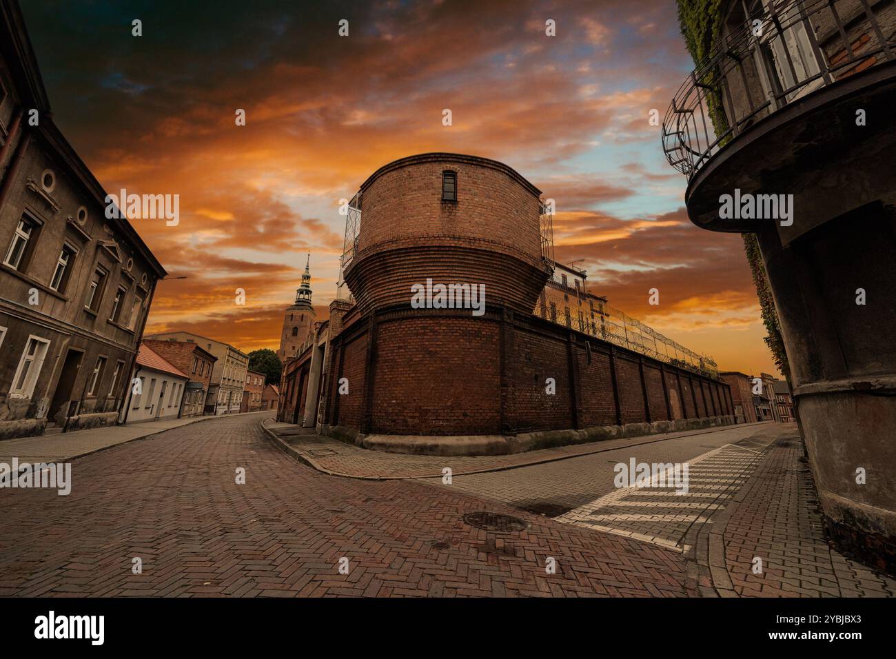 Das Alte Polnische Stadtgefängnis Steht Bei Sonnenuntergang Feierlich Stockfoto