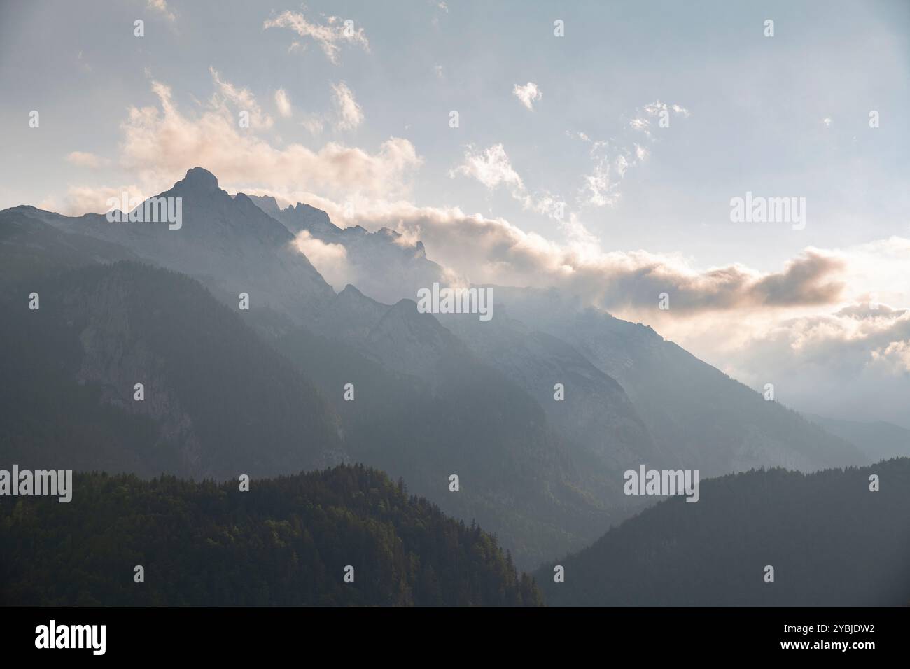 Dramatische Wolken am späten Nachmittag über Tennengebirge Gipfel, Sommerlandschaft in sanftem Licht Stockfoto