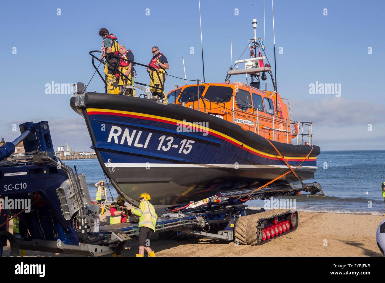 RNLI - Royal National Lifeboat Institution Rettungskräfte, die ein Rettungsschiff ins Meer landen Stockfoto