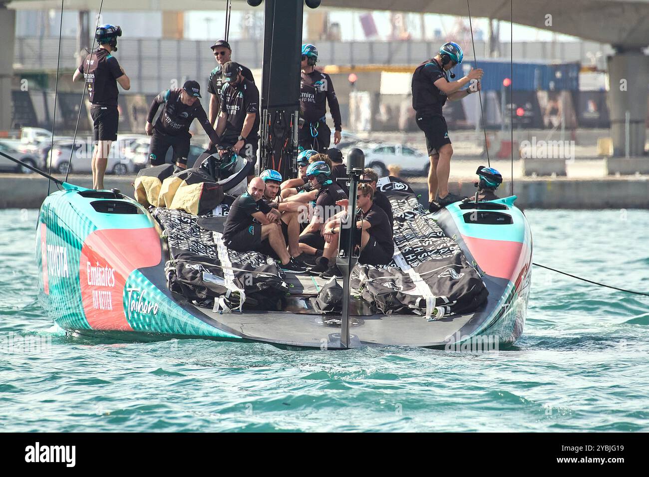 PPL PHOTO AGENCY - COPYRIGHT RESERVED 2024 America's Cup - Barcelona, Spanien Round Robin Race 9 AC37: Emirates Team Neuseeland: Die Gewinner des Cups haben gerade die Docks verlassen, ihre Seele wurde von Tonnen Energie aufgeladen und man kann an ihren Gesichtern sehen, wie zuversichtlich sie vor dem Rennen sind. FOTO: © Alexander Panzeri/PPL Stockfoto