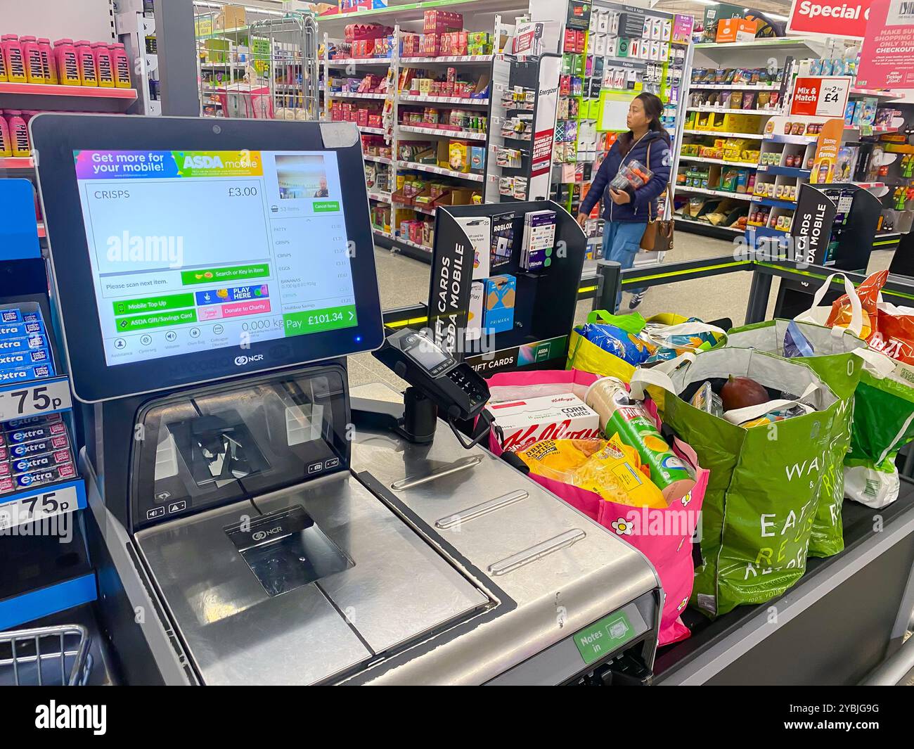 Ein Selbstscan in einem Supermarkt in Großbritannien mit Einkaufstaschen voller Lebensmittel, die zum Mitnehmen bereit sind. Stockfoto