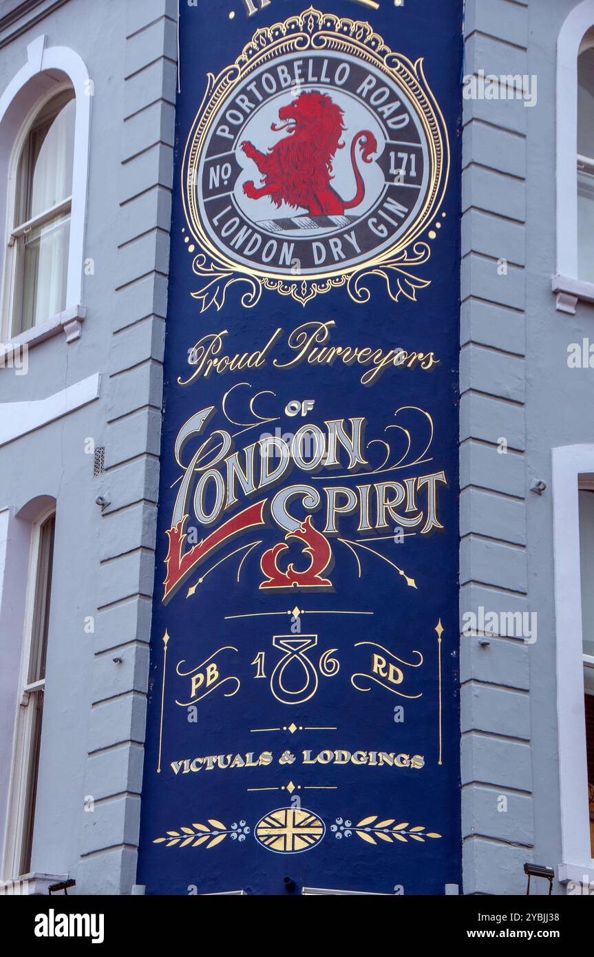 London Dry Gin Schild an der Außenseite eines alten Pubs an der Portobello Road, Royal Borough of Kensington & Chelsea, London Stockfoto