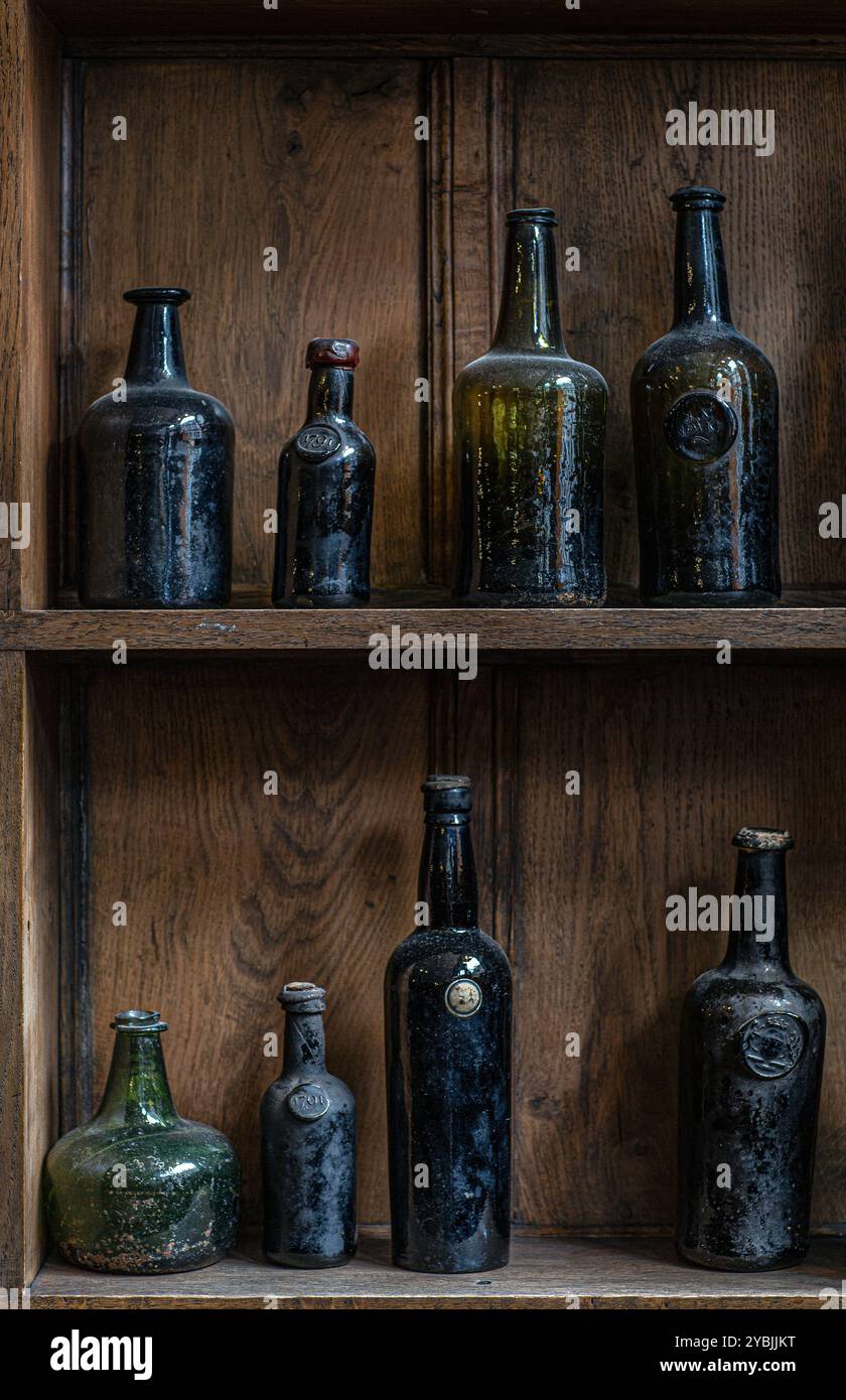 Alte Glasflaschen bei Berry Bros. & Rudd Stockfoto