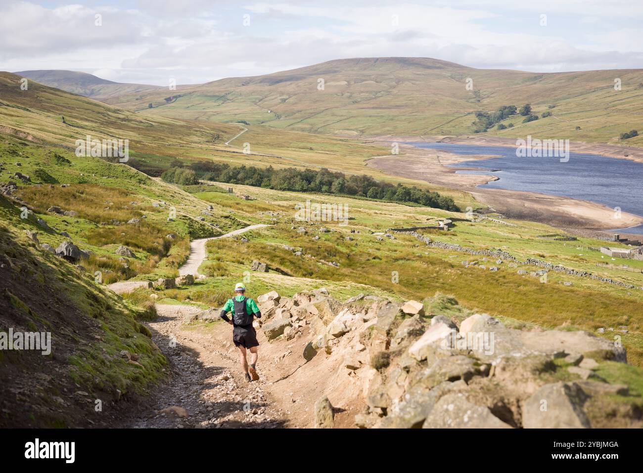 Yorkshire Dales, Großbritannien - 14. September 2024. Man Trail führt bergab zum Scar House Reservoir, Nidderdale, North Yorkshire, Großbritannien Stockfoto