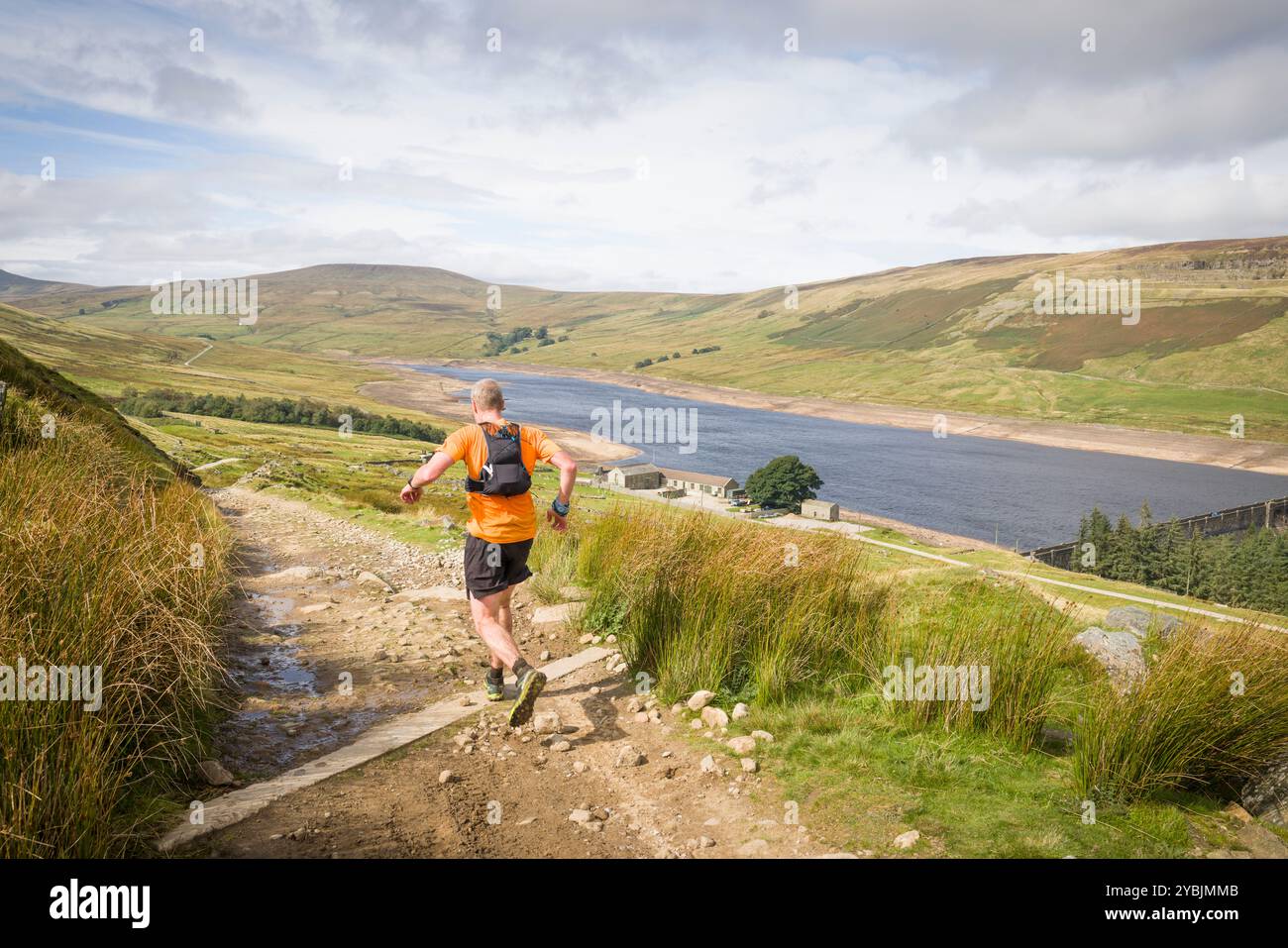 Yorkshire Dales, Großbritannien - 14. September 2024. Man Trail führt bergab zum Scar House Reservoir, Nidderdale, North Yorkshire, Großbritannien Stockfoto