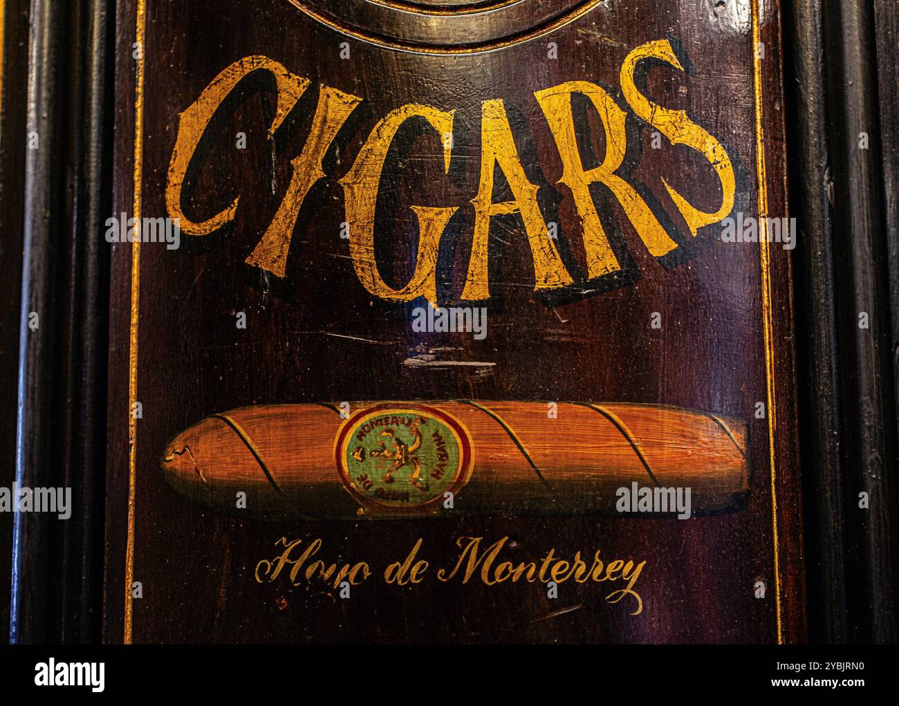Hoyo de Monterrey Zigarrenschild im iJames J Fox, ältestem Zigarrengeschäft und Zigarrenhändler in der St Jame's Street, London. Stockfoto