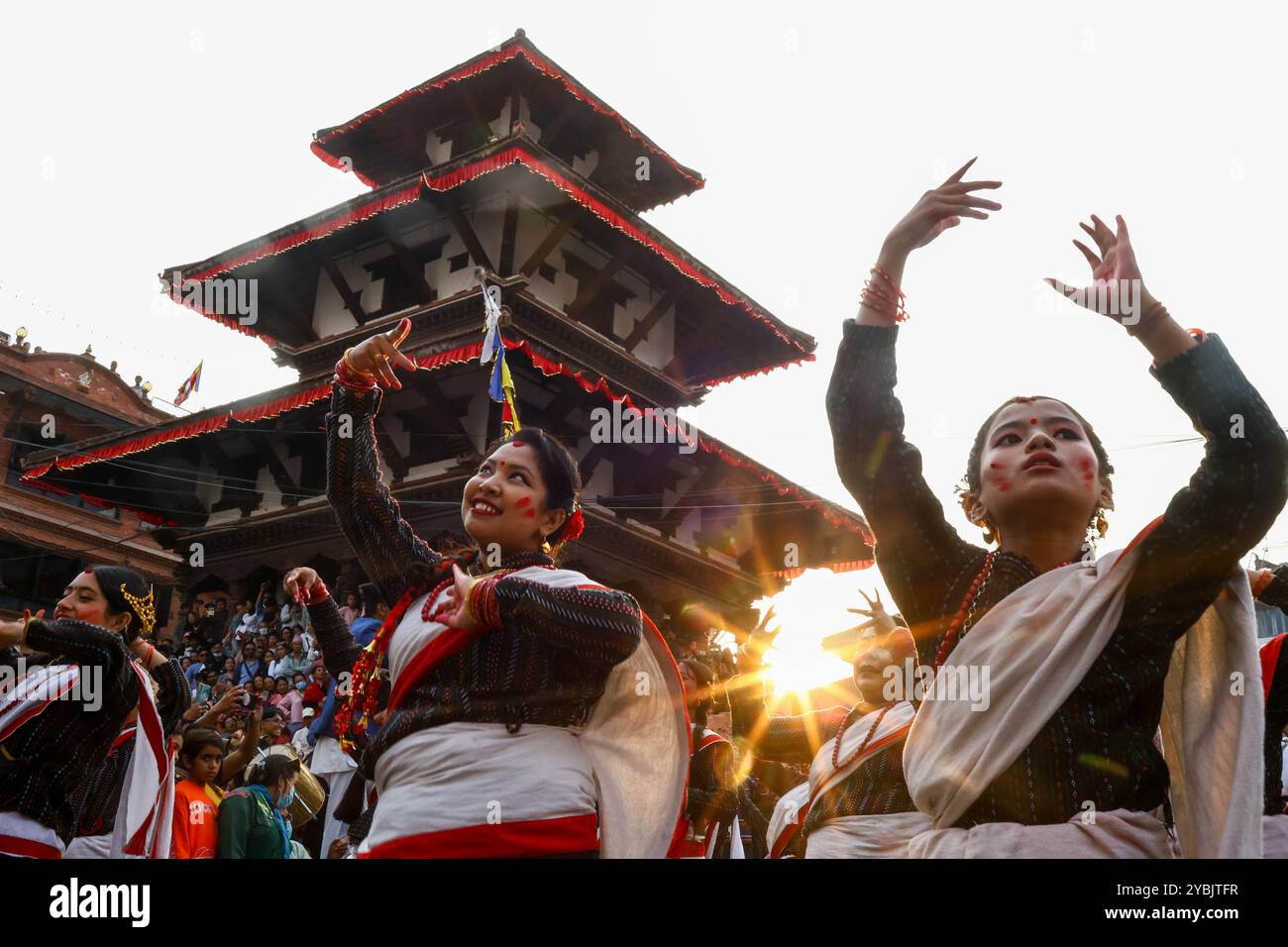 Kathmandu, Nepal. Oktober 2024. Künstler treten während einer musikalischen Veranstaltung am Hanuman Dhoka Durbar Square in Kathmandu, Nepal, am 19. Oktober 2024 auf. Quelle: Sulav Shrestha/Xinhua/Alamy Live News Stockfoto