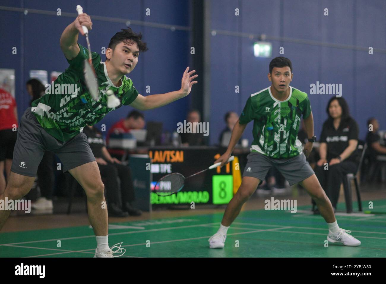 Lidcombe, Australien. Oktober 2024. Alvin Morada (R) und Christian Bernardo (L) von den Philippinen spielen im Halbfinalspiel der Männer während der ROKETTO Sydney International 2024 im Roketto Badminton Centre gegen Lai Po Yu und Tsai Fu Cheng aus Chinese Taipei (nicht auf dem Foto). Morada und Bernard verloren das Spiel mit 0:2 (18:21, 15:21). (Foto: Luis Veniegra/SOPA Images/SIPA USA) Credit: SIPA USA/Alamy Live News Stockfoto