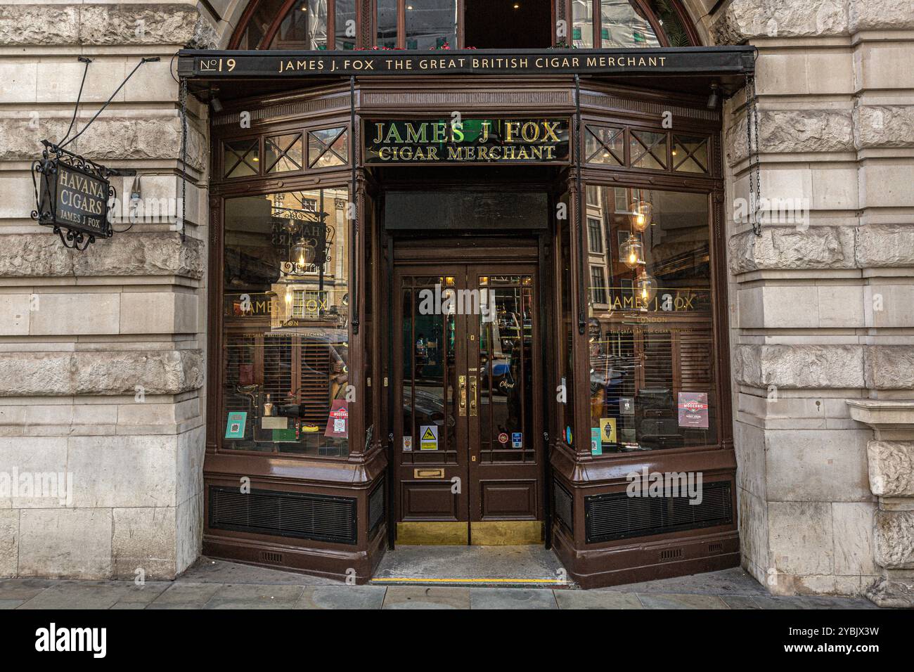 Von außen ist James J Fox, der älteste Zigarrenladen in London, Zigarrenhändler in der St Jame's Street, im Zentrum von London, England, Großbritannien Stockfoto