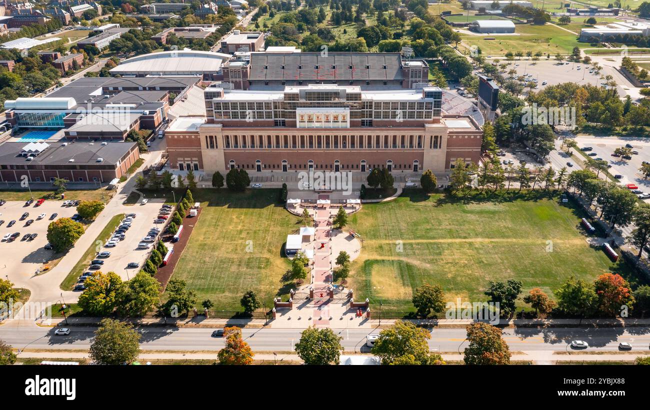 Blick auf das University of Illinois Memorial Stadium, das Heimstadion des Fußballteams NCAA Fighting Illini. Stockfoto