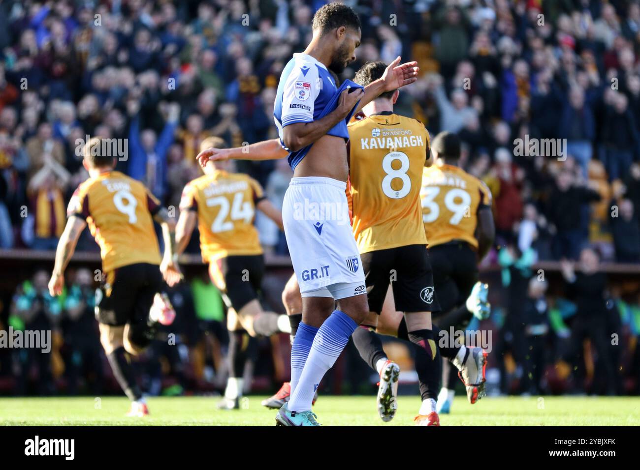 Bradford, Großbritannien. Oktober 2024. Valley Parade, Bradford, England, 19. Oktober 2024: Jack Shepherd feiert sein Tor während des Spiels der EFL Sky Bet League Two zwischen Bradford City und Gillingham bei der Valley Parade in Bradford, England am 19. Oktober 2024. (Sean Chandler/SPP) Credit: SPP Sport Press Photo. /Alamy Live News Stockfoto