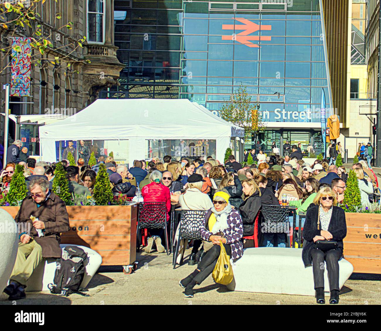 Glasgow, Schottland, Großbritannien. Oktober 2024. Wetter in Großbritannien: Kalte Nacht sonnig vor Sturm sah Einheimische und Touristen im Zentrum der Stadt. Geschäftige Mittagszeit auf dem george Square im Zählhaus witherspoon Pub und Umgebung. Credit Gerard Ferry/Alamy Live News Stockfoto