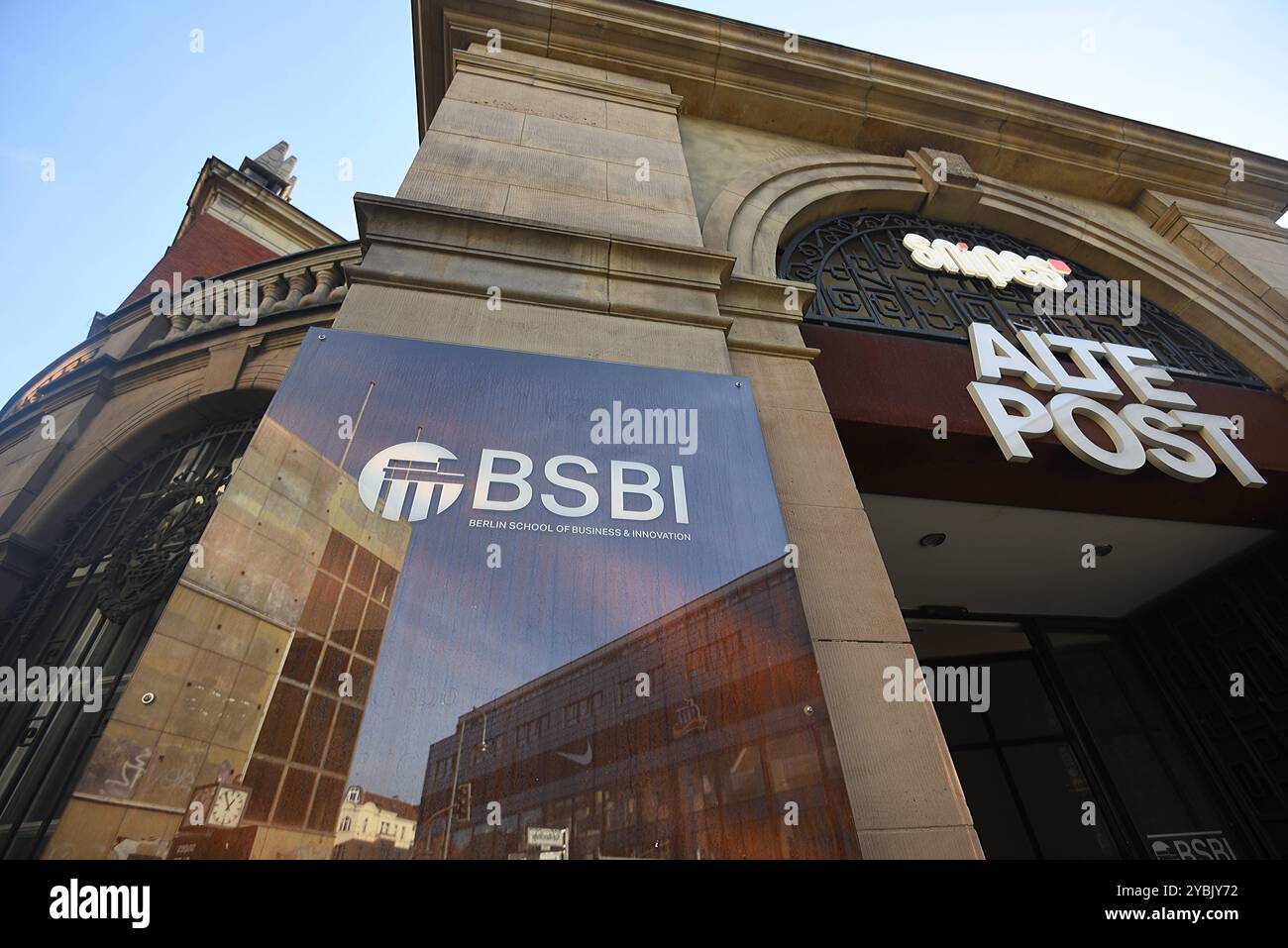 In einem alten Postgebäude in der Neuköllner Karl-Marx-Straße unterhält die Privaze Hochschule Berlin School of Business & Innovation BSBI einen Standort. Die Hochschule bietet unter anderem Studiengänge in Management und Finanzen an. DIE Berlin School of Business and Innovation ist Teil des Bildungsunternehmens GUS Germany GmbH GGG. Berlin School of Business & Innovation *** die Privatuniversität Berlin School of Business Innovation BSBI hat ihren Standort in einem alten Postgebäude in der Neuköllns Karl Marx Straße die Universität bietet Kurse in Management und Finanzen an, u.a. DAS Berli Stockfoto