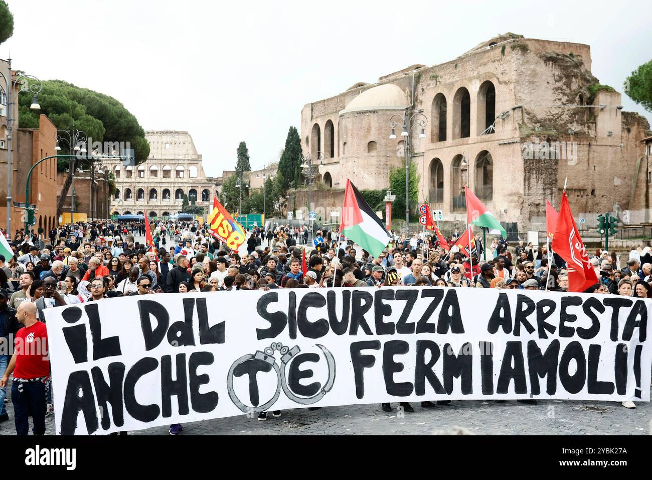 Roma, Italien. Oktober 2024. Manifestazione contro il Decreto Sicurezza promossa da Sindacati di BASE Cobas e USB e dal movimento di lotta per la casa Roma, Italia - Sabato 19 Ottobre 2024 - Cronaca - (Foto di Cecilia Fabiano/LaPresse) Demonstration gegen die Sicherheitsverordnung gefördert von Haus Notstandsbewegung Grundarbeiterorganisationen und palästinensische Unterstützungsbewegung für Rom, Italien - Samstag 19 Oktober 2024 - News - (Foto von Cecilia, Italien - (Foto von Ceciliano/LaPresse Stockfoto