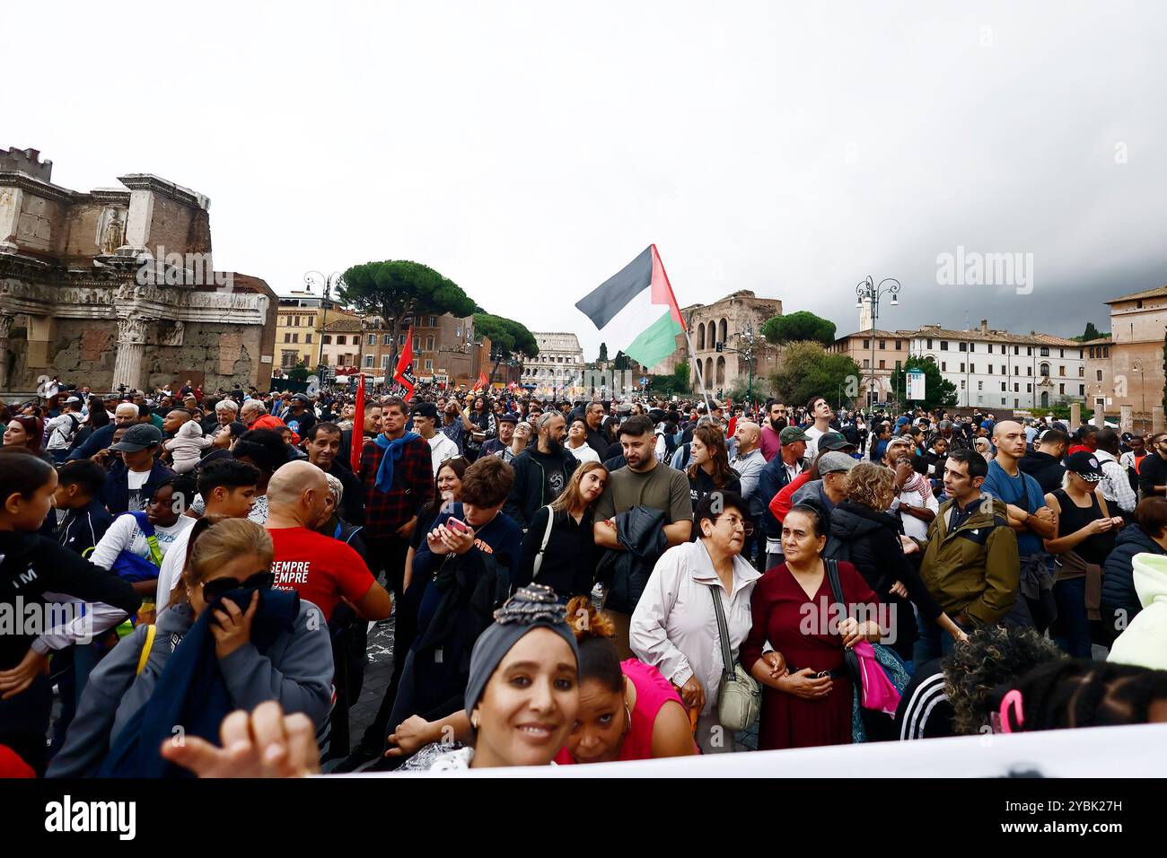 Roma, Italien. Oktober 2024. Manifestazione contro il Decreto Sicurezza promossa da Sindacati di BASE Cobas e USB e dal movimento di lotta per la casa Roma, Italia - Sabato 19 Ottobre 2024 - Cronaca - (Foto di Cecilia Fabiano/LaPresse) Demonstration gegen die Sicherheitsverordnung gefördert von Haus Notstandsbewegung Grundarbeiterorganisationen und palästinensische Unterstützungsbewegung für Rom, Italien - Samstag 19 Oktober 2024 - News - (Foto von Cecilia, Italien - (Foto von Ceciliano/LaPresse Stockfoto